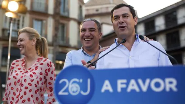 La candidata número 1 del PP por Málaga, Carolina España, junto a los dirigentes populares Elias Bendodo y Juanma Moreno
