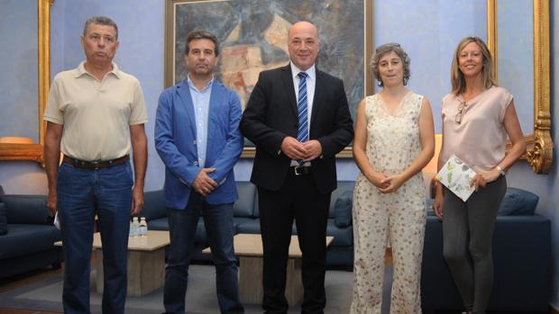 El presidente de la Diputación provincial, Antonio Ruiz, con representantes de las asociaciones