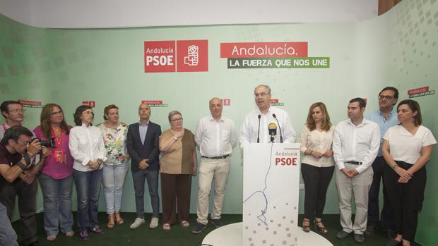 Juan Pablo Durán, con los diputados electos y dirigentes y cargos del PSOE de Córdoba