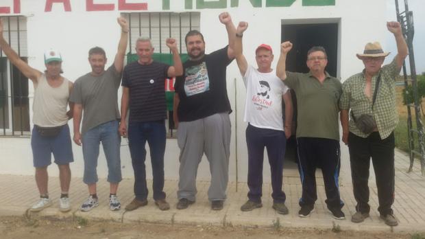 Cañamero (tercero de izquierda a derecha), durante la nueva ocupación de Somonte