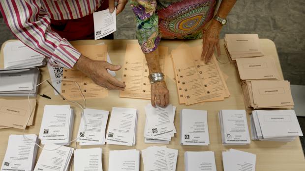 Dos personas eligen su voto en un colegio electoral de la capital