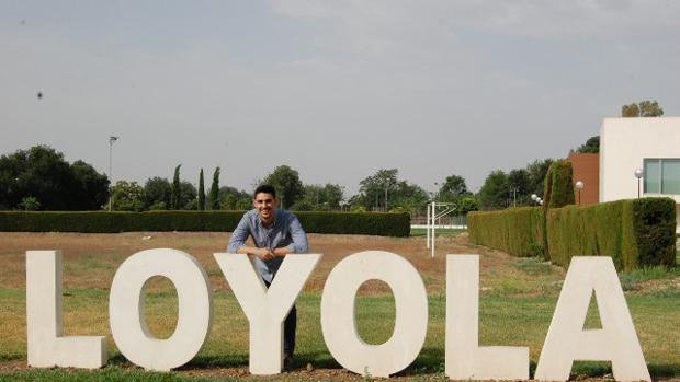 El estudiante, en el campus de la Universidad Loyola