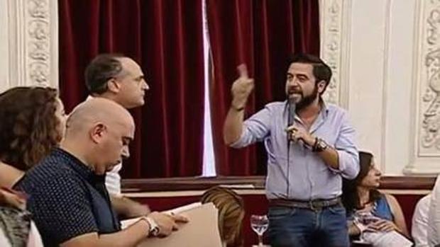 Un miembro de Podemos Cádiz a un concejal socialista: «Vais a tener que ir con escolta»