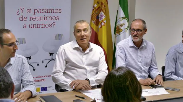 José Carlos Sánchez y Antoni Bruel, durante el encuentro informativo de este lunes