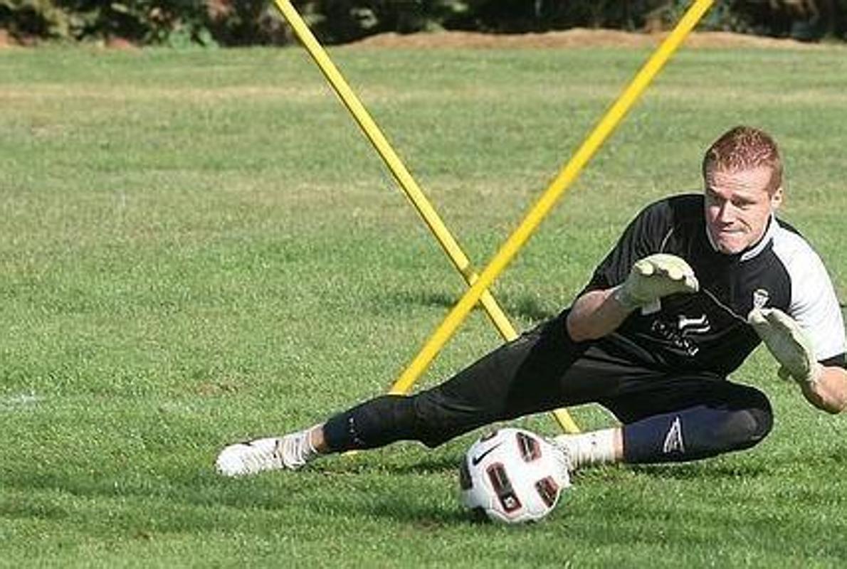 Alberto se lanza para atajar un balón durante un entrenamiento con el Córdoba