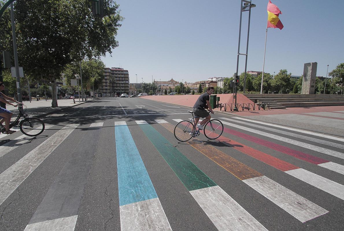 Paso de peatones multicolor en la glorieta del Pretorio