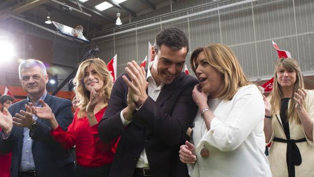 Susana Díaz habla con Pedro Sánchez en el comité federal anterior a las elecciones del 20D