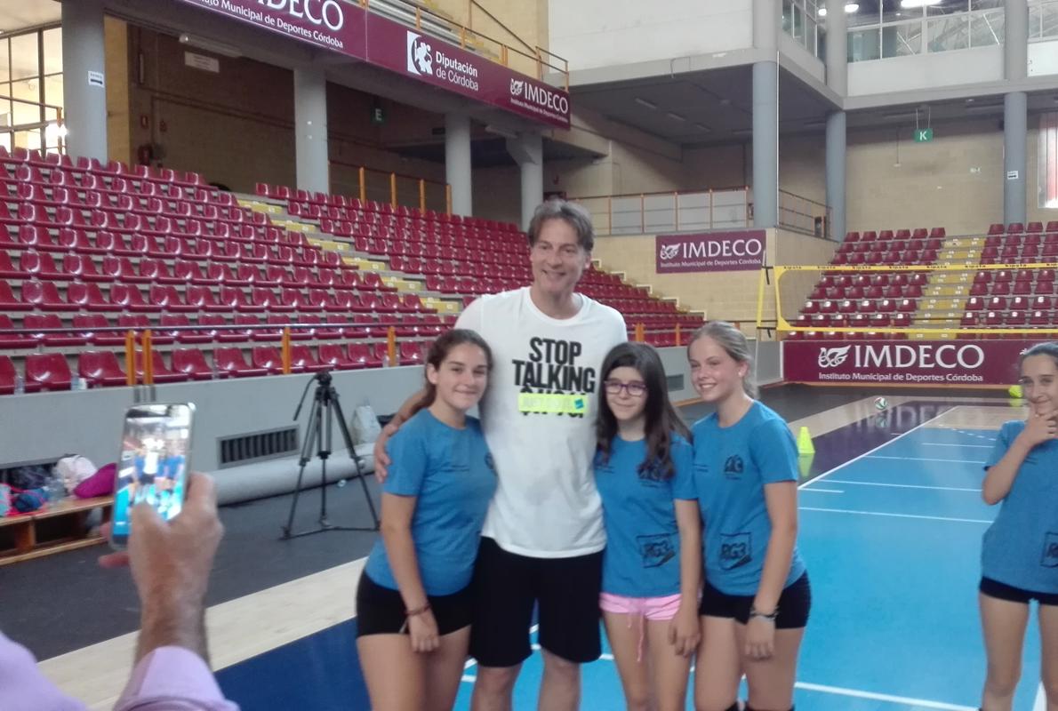 Pascual, con las alumnas del campus