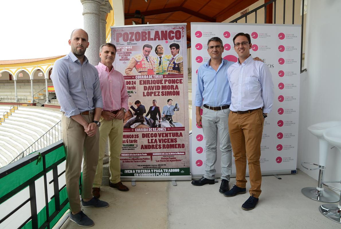 El empresario, con el alcalde, en la presentación de los carteles