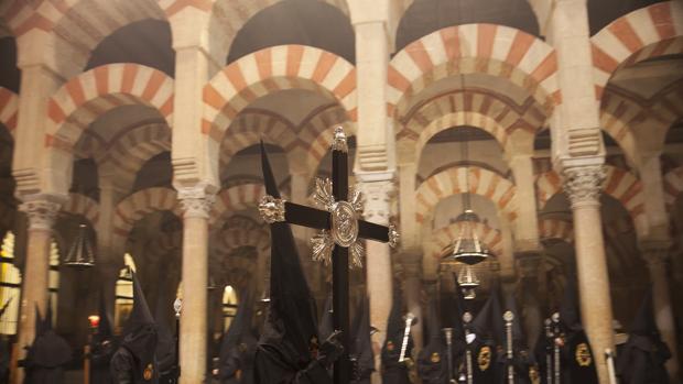La Agrupación asegura que todos los cortejos entrarán a la Catedral