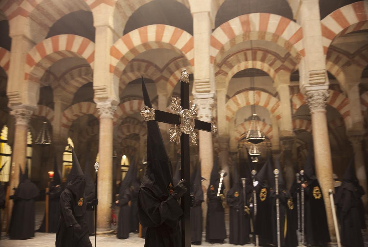 Nazarenos de los Dolores en el interior de la Catedral