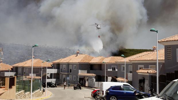 Un incendio en La Línea de la Concepción amenaza una urbanización y obliga a desalojar un hotel