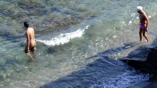 Bañistas en una playa naturista