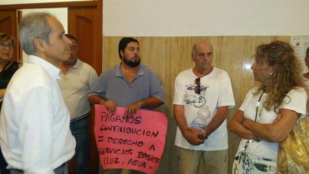 Parcelistas cortan la carretera de Villarrubia y Carrera del Caballo como protesta