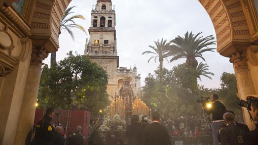 La Virgen de los Dolores cruza el Patio de los Naranjos hacia el interior