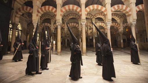 Nazarenos del Santo Sepulcro en el interior de la Catedral