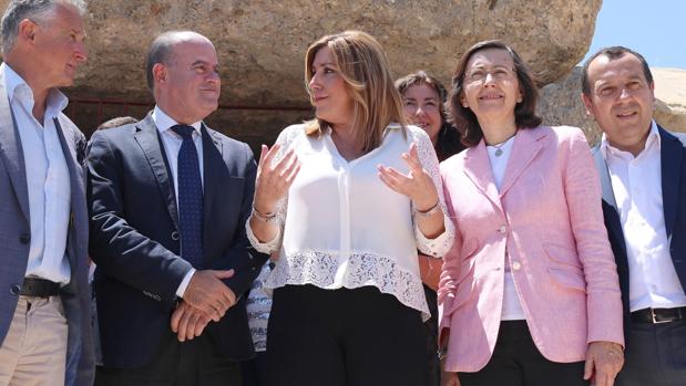 Susana Díaz, delante del Dolmen de Menga durante su visita a Antequera