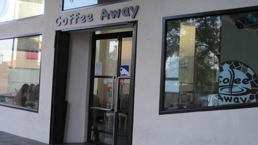 Entrada a Coffee Away, en la avenida Al-Nasir