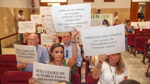 El Ayuntamiento de Córdoba estudiará mejorar el servicio de autobuses a Santa María de Trassierra