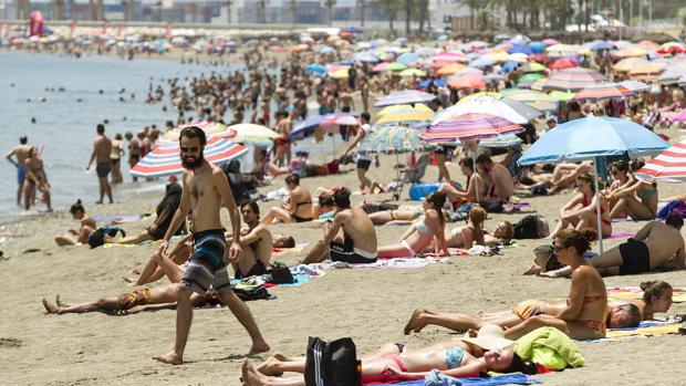 Numerosas personas disfrutan de la playa de La Malagueta