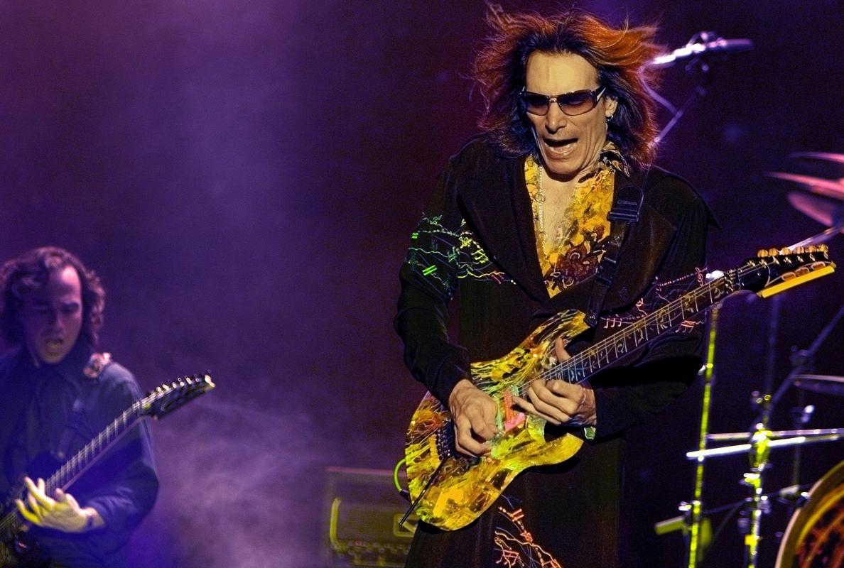 Steve Vai, durante un concierto