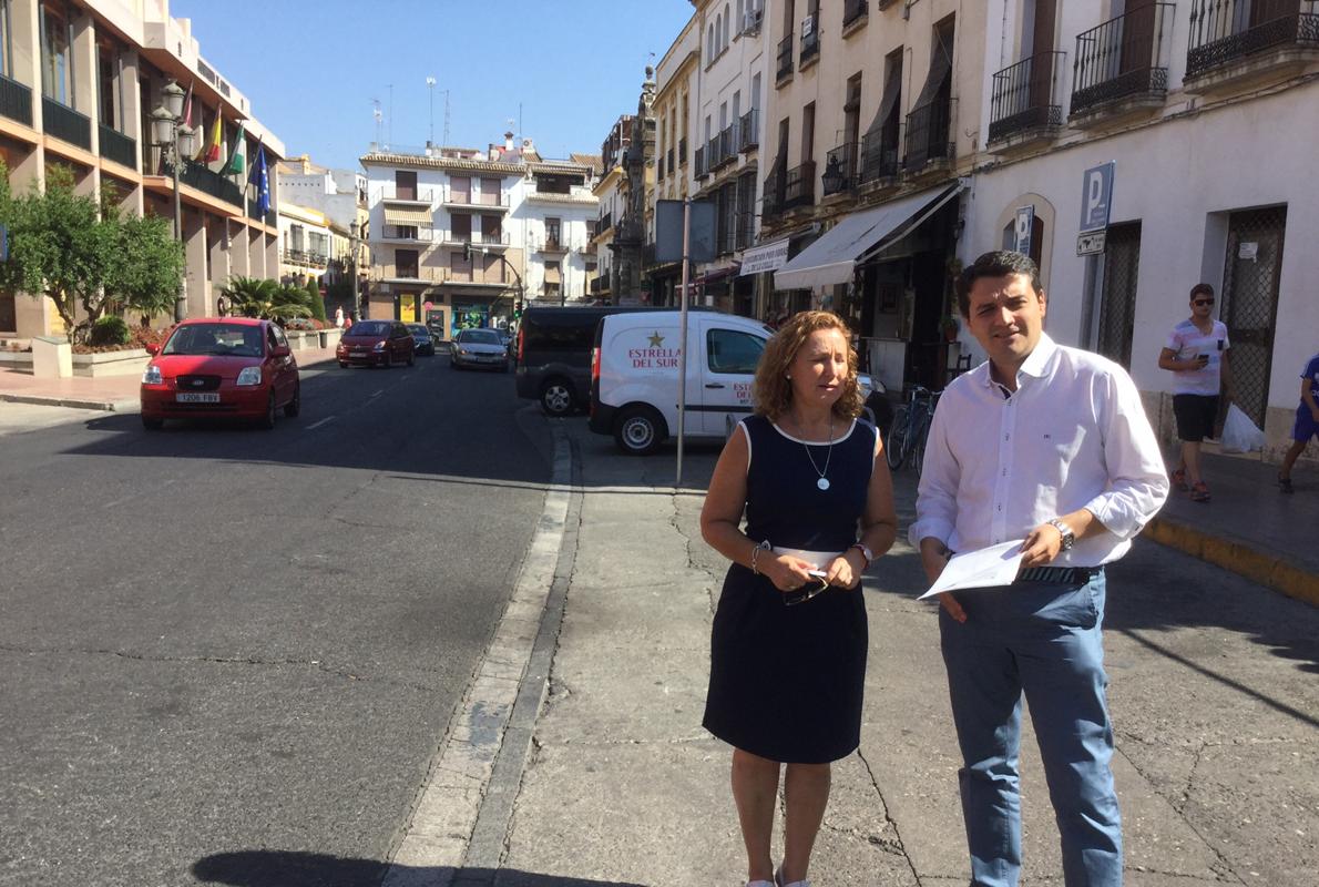 Laura Ruiz y José María Bellido,(PP), en una rueda de prensa en Capitulares