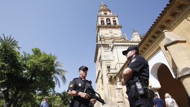 Dos agentes custodian el Palacio de los Naranjos con fusiles de asalto y chalecos antibalas