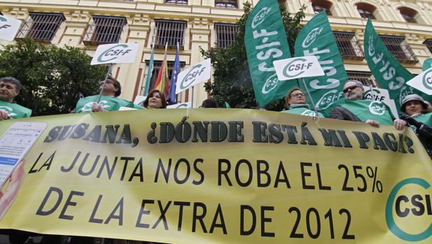 Protesta de personal público de la Junta de Andalucía por los recortes en la paga extra de 2012