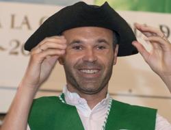 Iniesta con el sombrero de tres picos de Carlos III