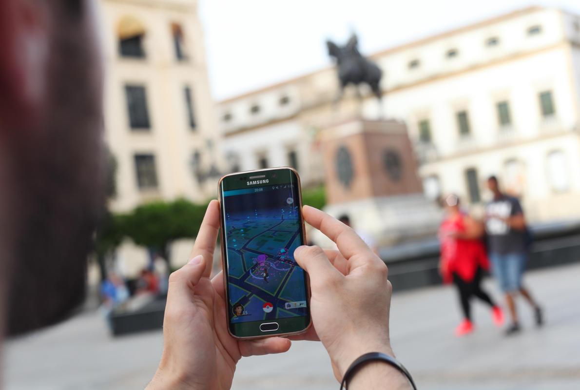 Un joven busca Pokémon ayer en la Plaza de las Tendillas