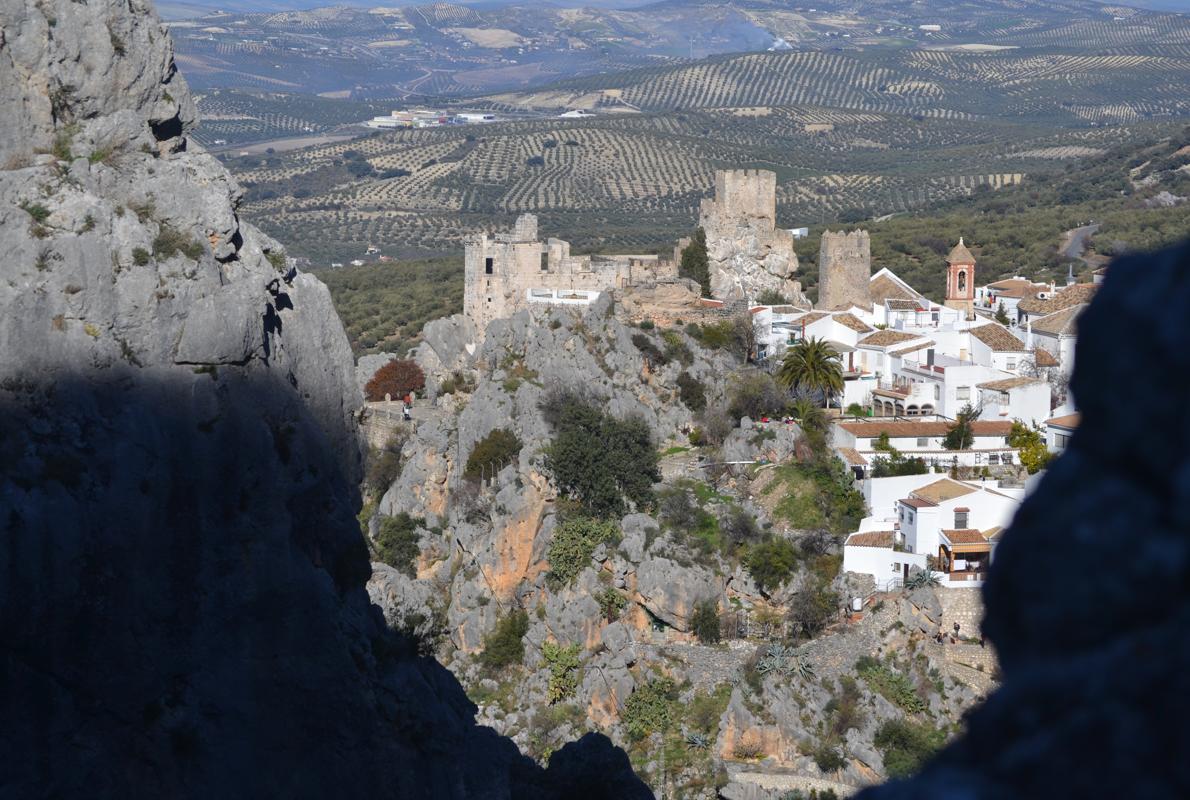 Panorámica de Zuheros con el castillo al fondo