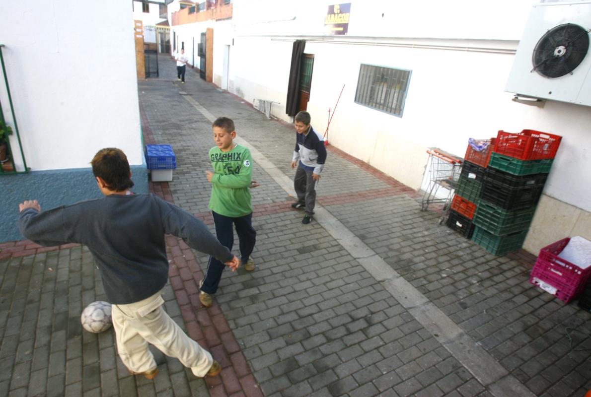 Niños jugando en una calle de Cerro Muriano