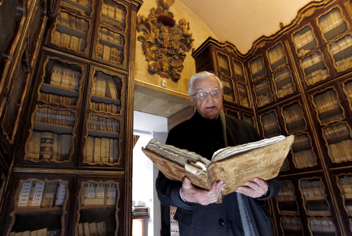 Manuel Nieto Cumplido, con un códice en el archivo de la Catedral