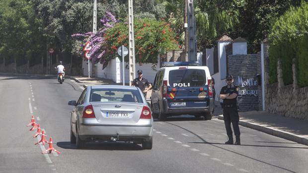 Agentes de la policía nacional en un dispositivo en el Brillante el verano pasado