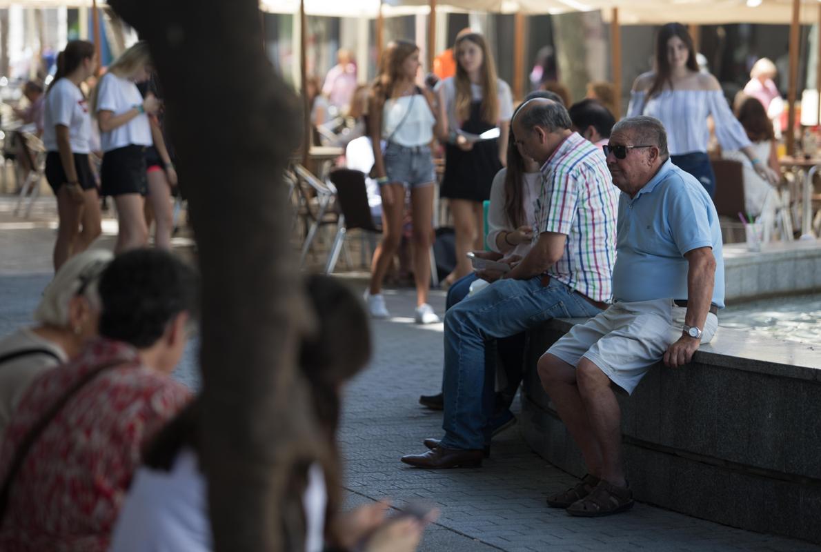 Un grupo de personas en una zona sombreada de Córdoba