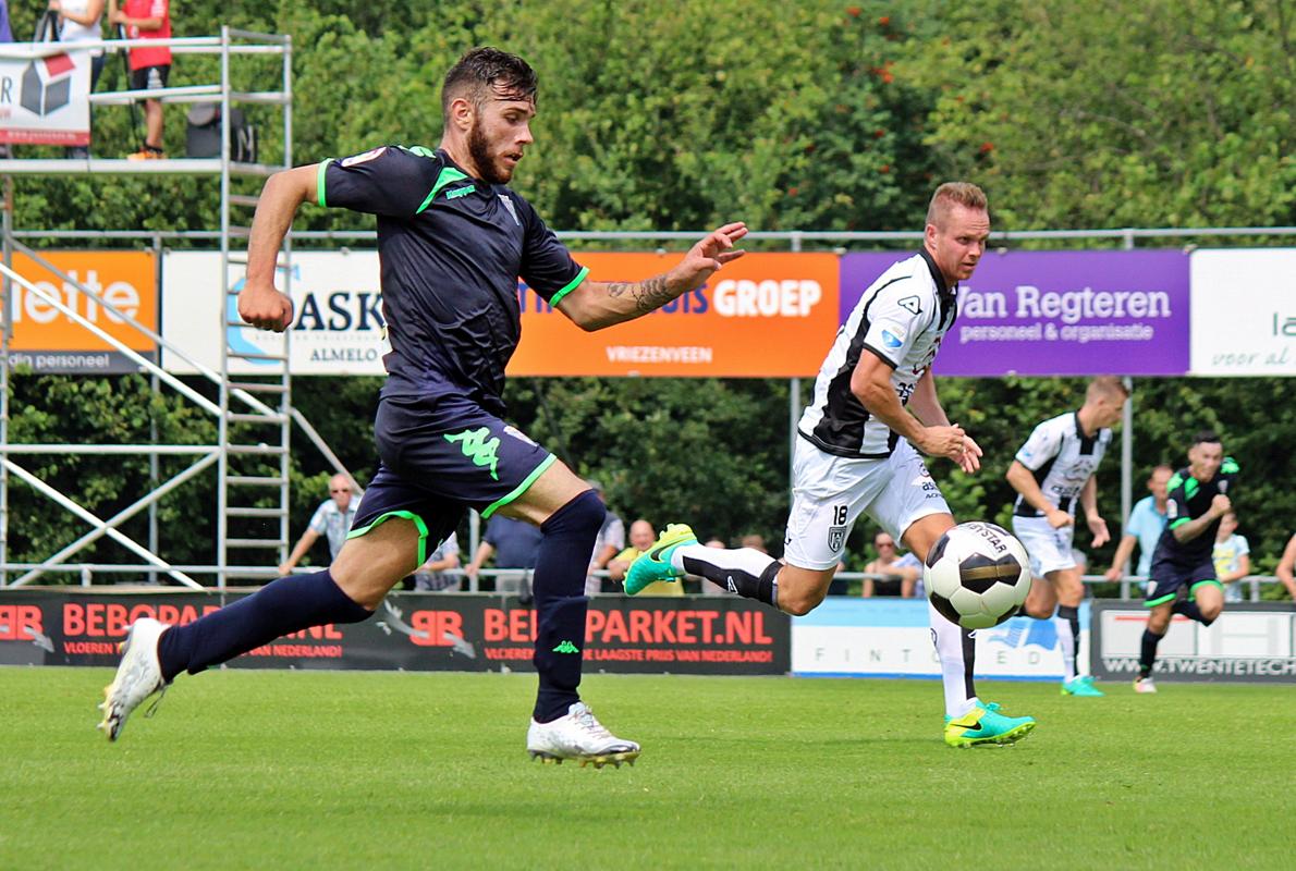 Vera intenta ganar en velocidad a un jugador del Heracles