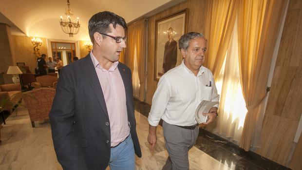 Pedro García y Salvador Fuentes en el Ayuntamiento