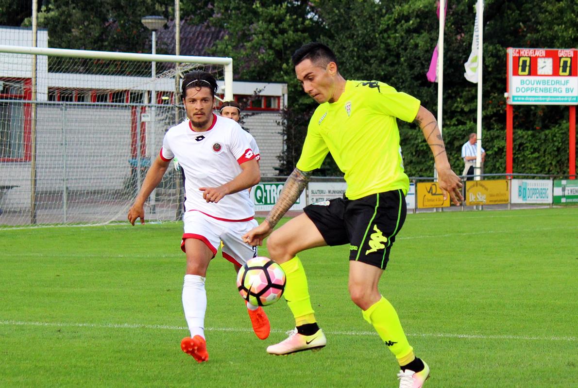 Pineda intenta controlar el balón