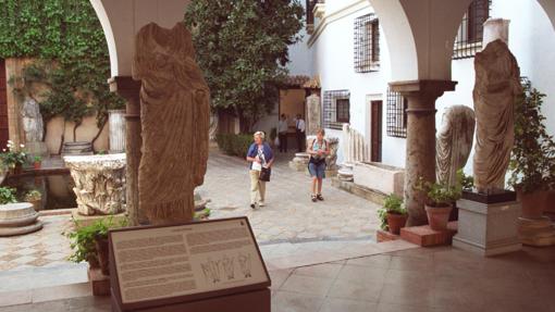 Visitantes pasean por uo de los patios del museo