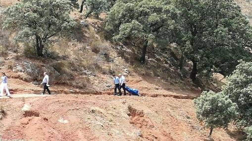 Traslado del cadáver calcinado hallado el 19 de julio en la zona de Pinares de San Antón