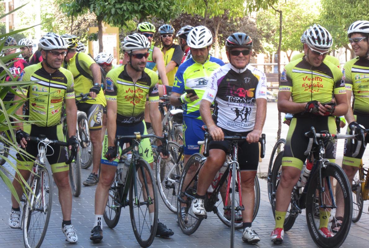 Raimundo Suárez, con maillot blanco, tras su llegada a Puente Genil