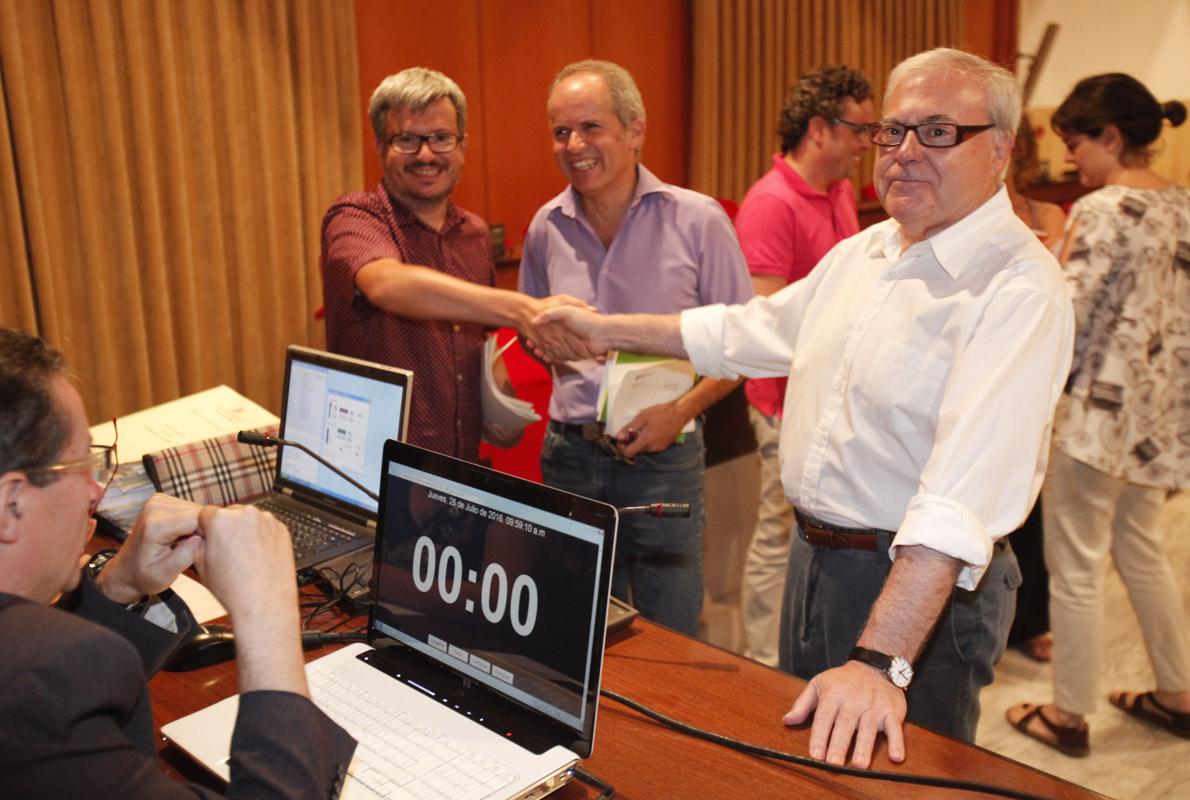 Emilio Aumente, con camisa blanca, junto a los concejales de Ganemos Córdoba