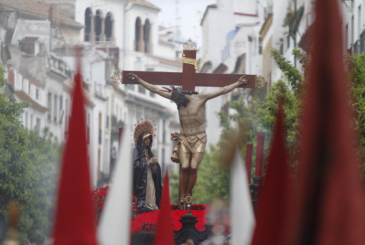 La Hermandad de la Caridad a su paso por la calle de la Feria