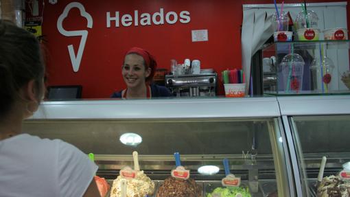 La dependienta atiende a una clienta en helados Mezquita