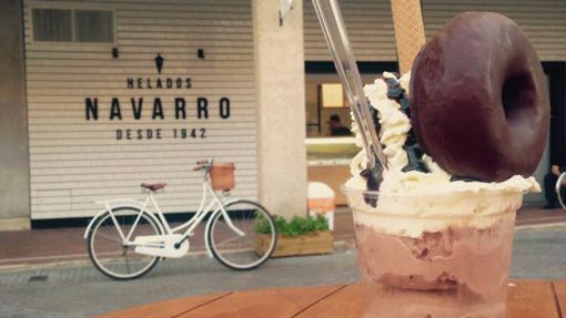 La nueva versión de las copas de helado en la heladería Navarro, un auténtico placer para los más golosos