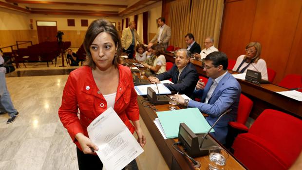 La alcaldesa, Isabel Ambrosio, pasa frente al grupo del PP en un Pleno