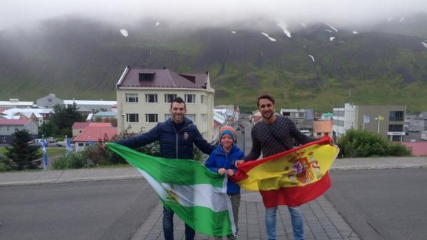 Rubén Rodríguez y Daniel Cadena en las calles de Ólafsfjördur