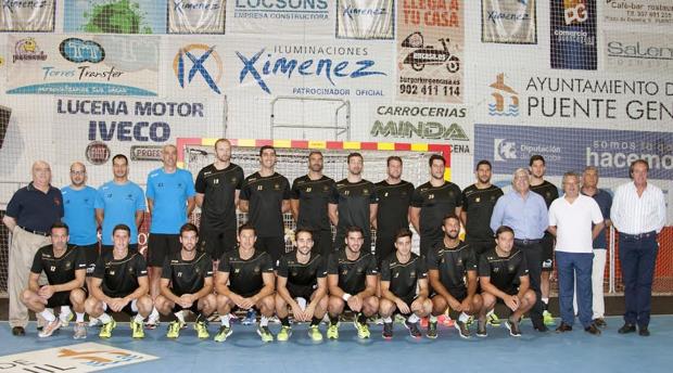 La plantilla del Ángel Ximénez de Puente Genil, este lunes, durante el primer entrenamiento