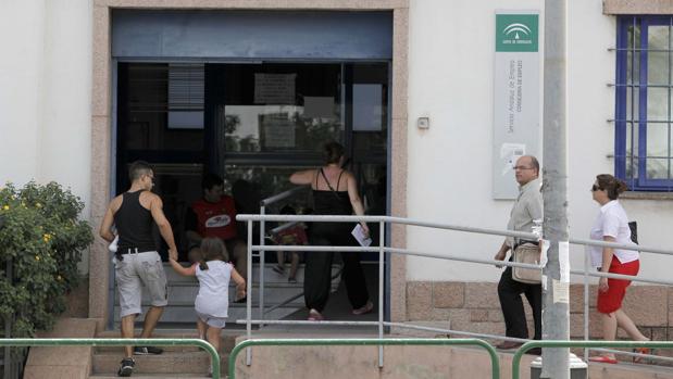 Gente entrando a la oficina del SAE de Campo Madre de Dios