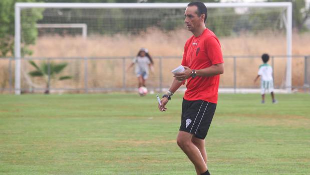 José Luis Oltra, entrenador del Córdoba CF, camina durante un entrenamiento